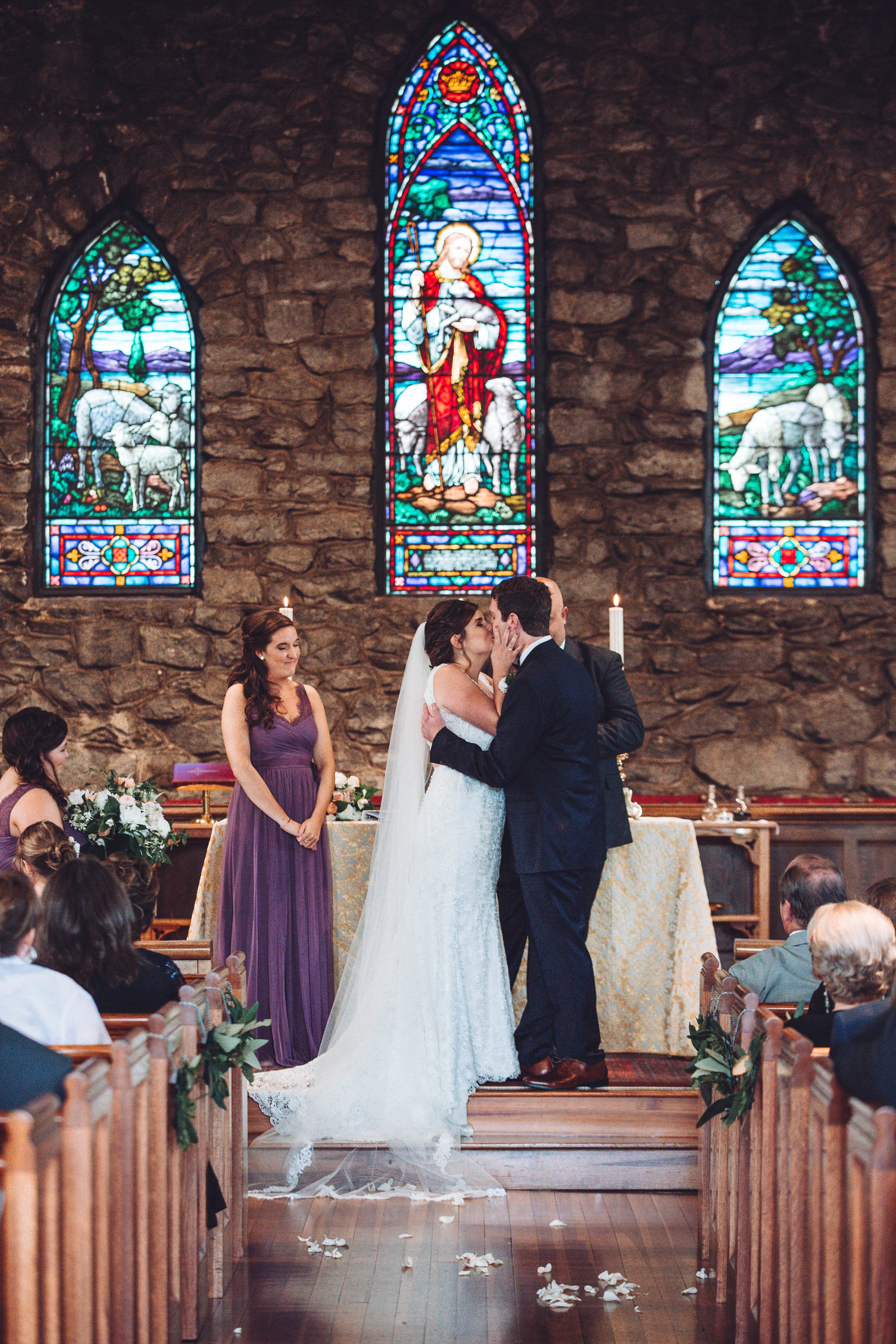 Abito da sposa in pizzo con buco della serratura sul retro in matrimoni classici e romantici 