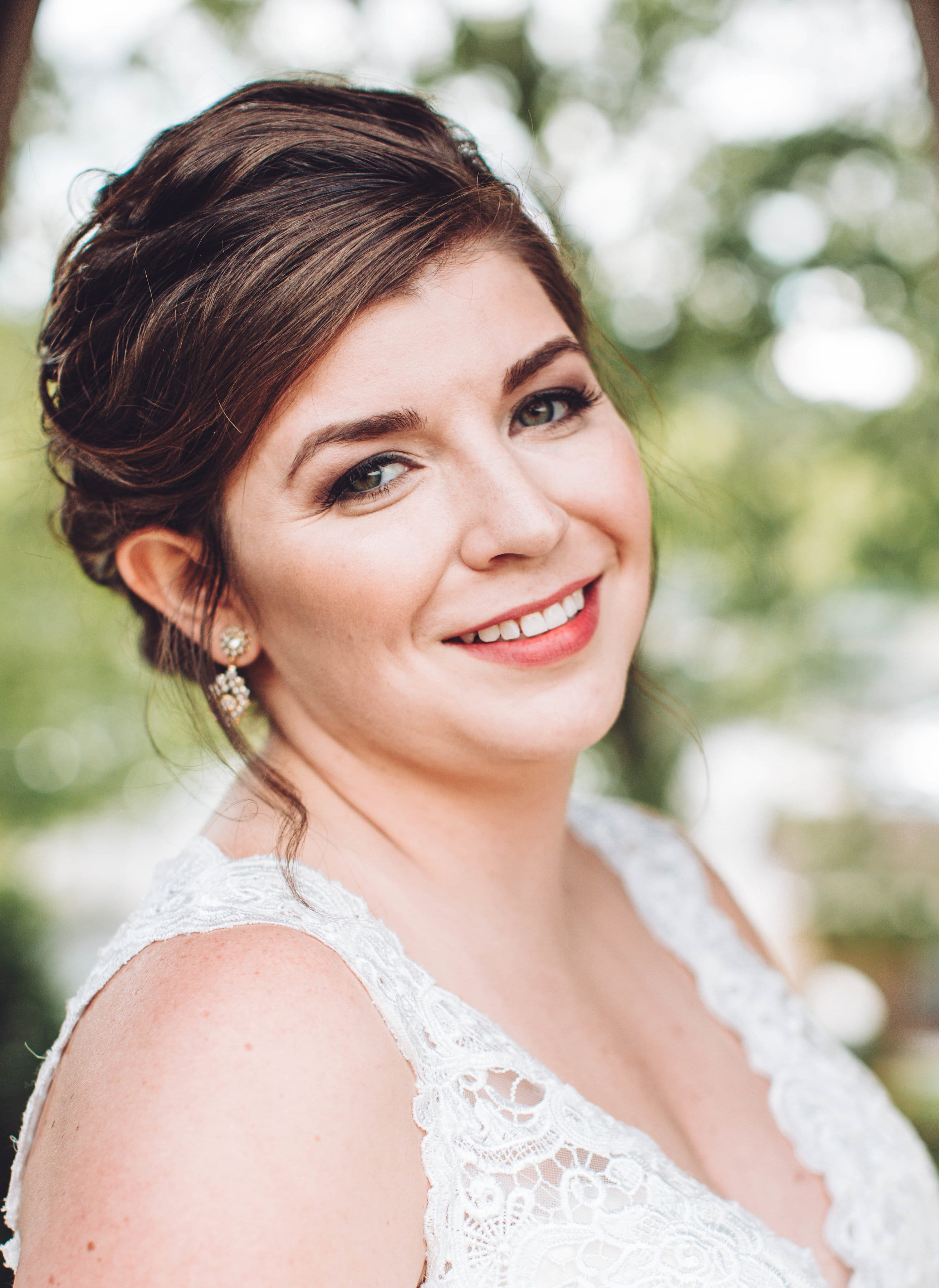 Abito da sposa in pizzo con buco della serratura sul retro in matrimoni classici e romantici 