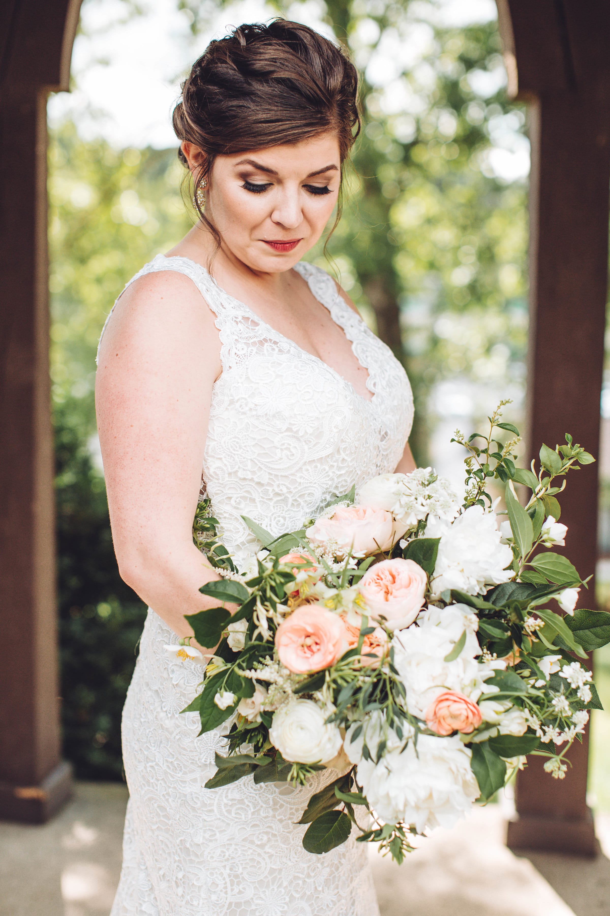 Abito da sposa in pizzo con buco della serratura sul retro in matrimoni classici e romantici 