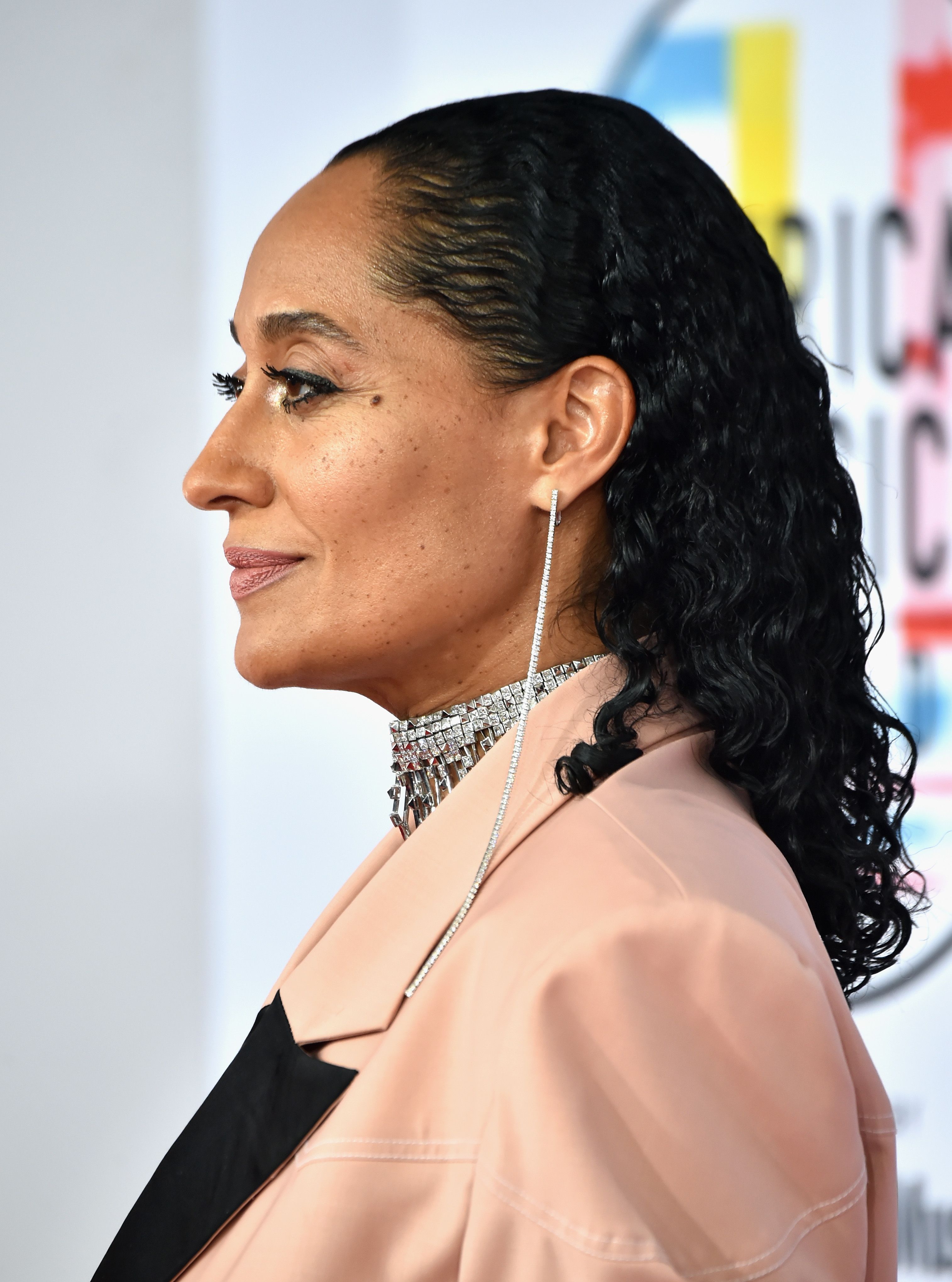 75+ Splendide acconciature ricci che parlano di quella trama 