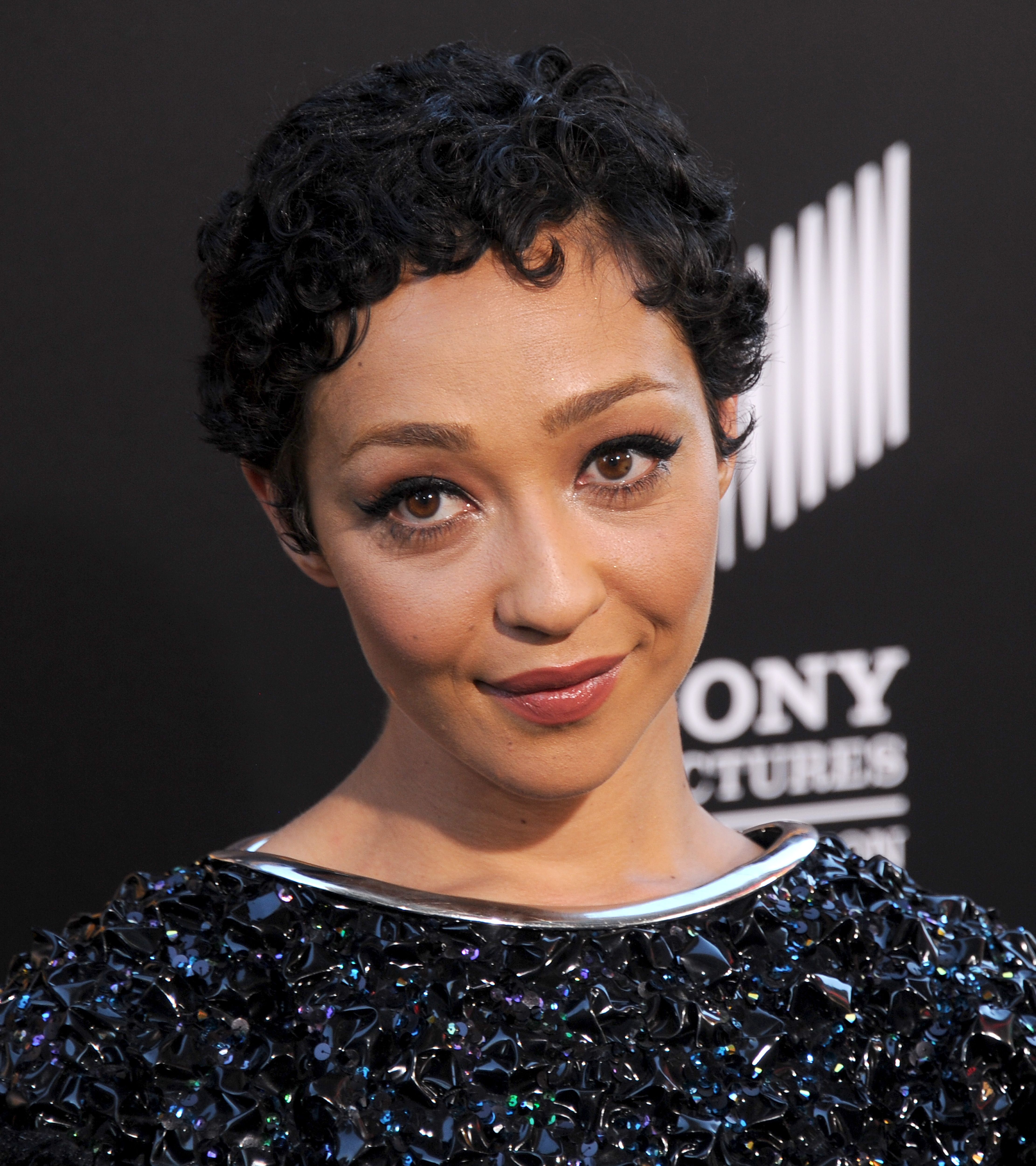 75+ Splendide acconciature ricci che parlano di quella trama 