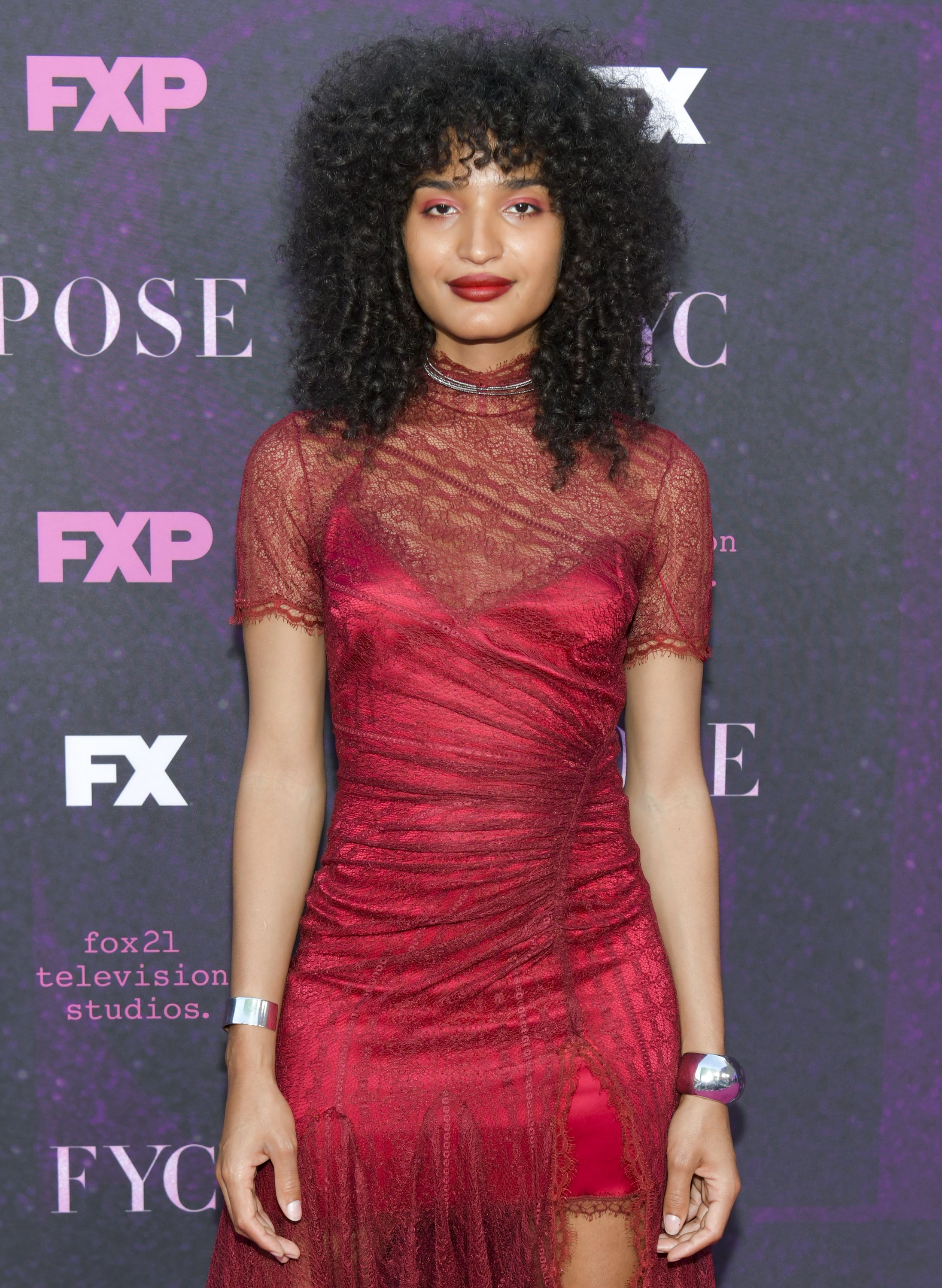 75+ impresionantes peinados rizados que tienen que ver con esa textura 