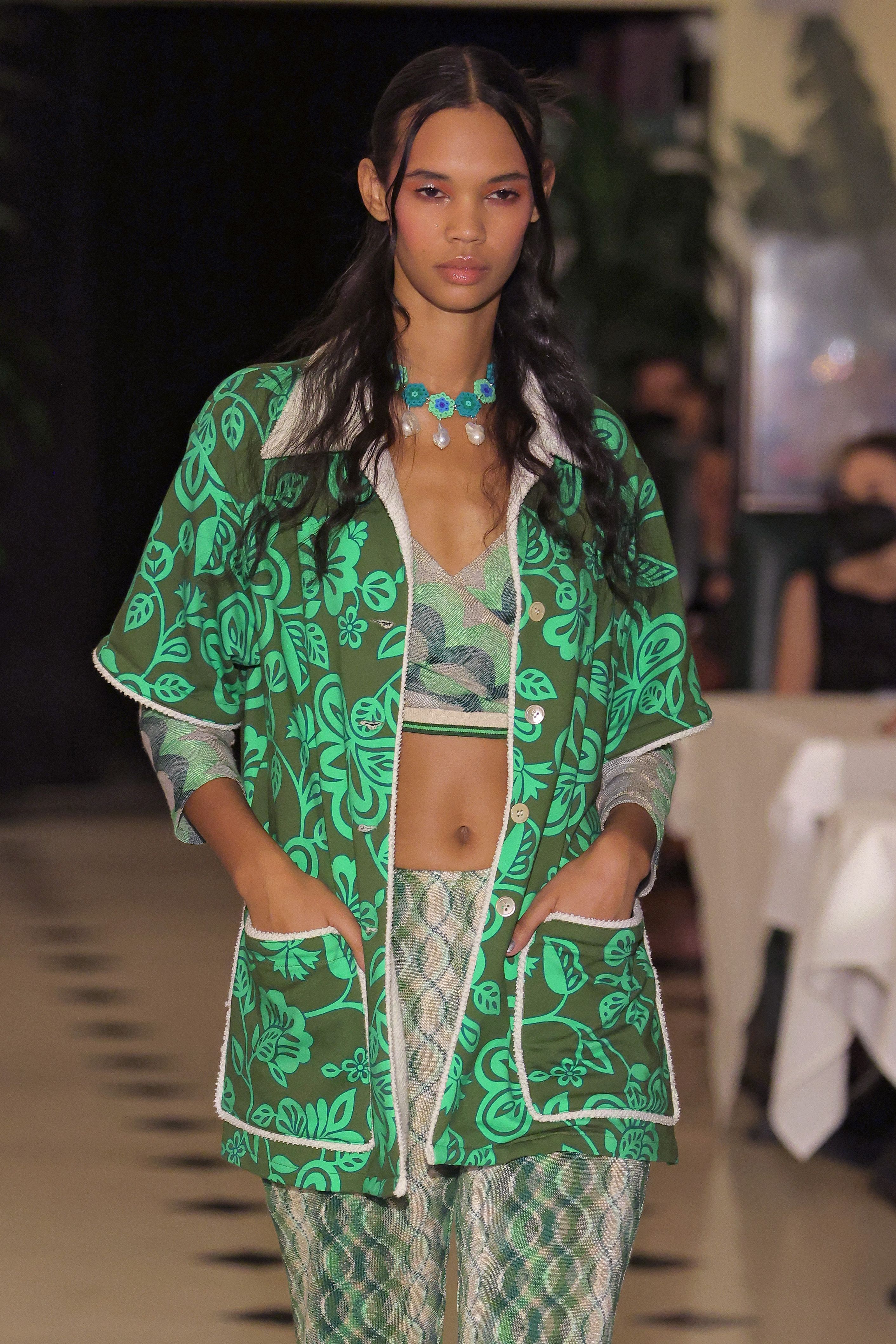 30 bonitos peinados de parte media que vienen aprobados por la generación Z 