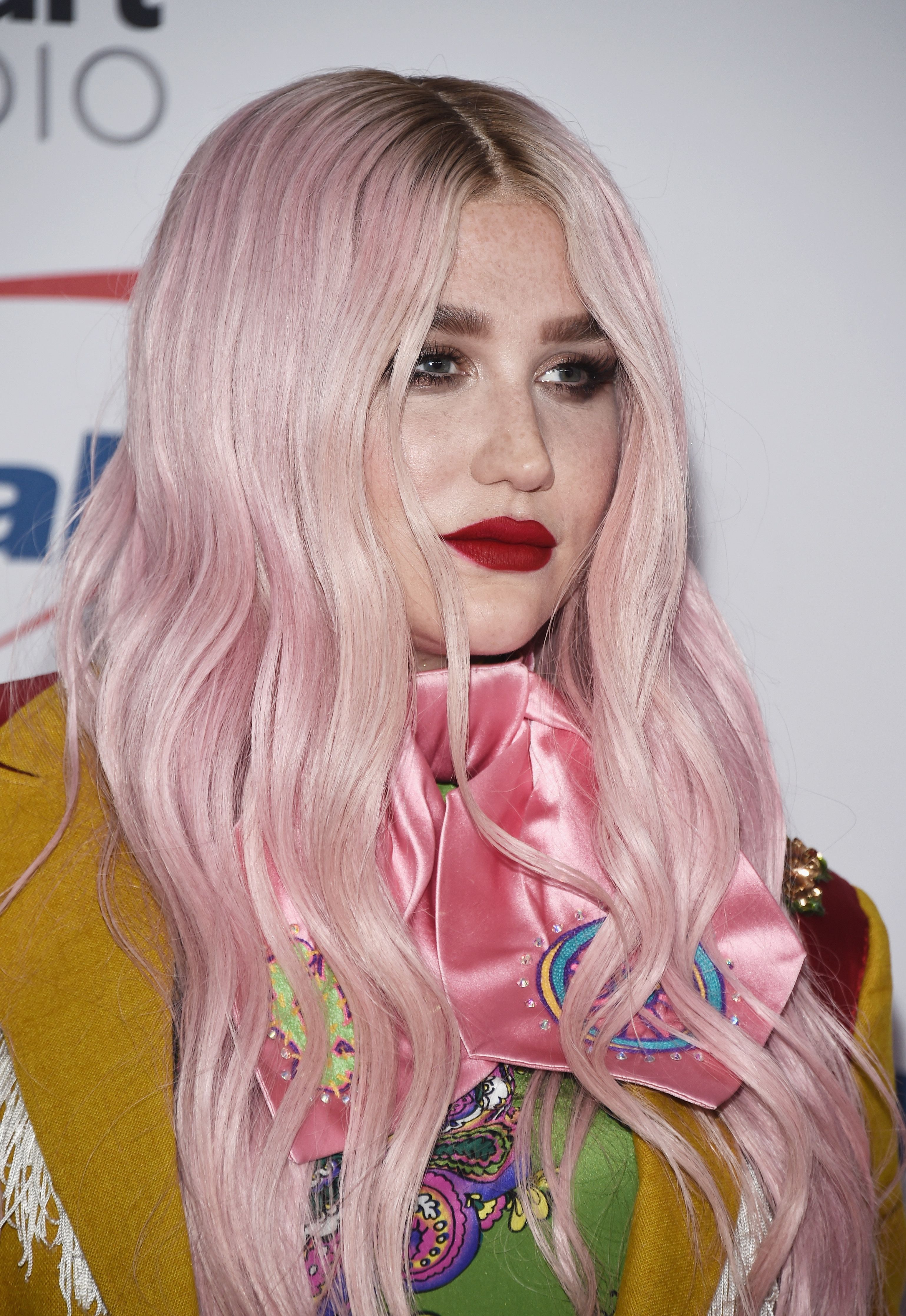 30 bonitos peinados de parte media que vienen aprobados por la generación Z 