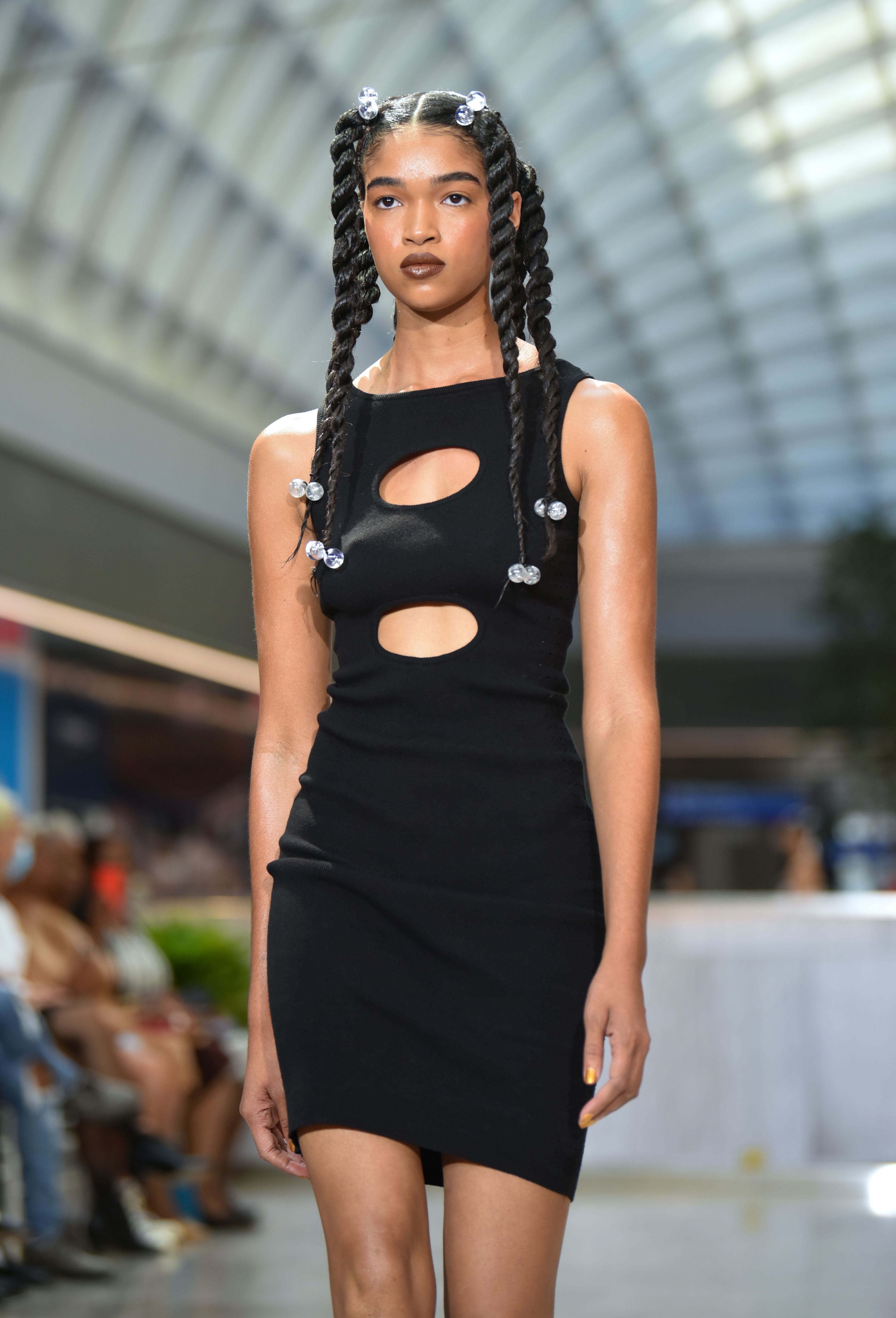 30 bonitos peinados de parte media que vienen aprobados por la generación Z 