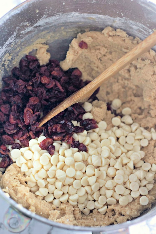 Easy Homemade Cranberry White Chocolate Chip Cookies | [Your Website Name]