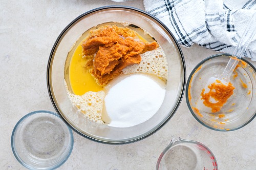 Easy Pumpkin Spice Cupcakes with Cream Cheese Frosting | [Your Brand/Website Name]