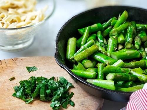 Asparagus Balsamic Fettuccine Salad in a Jar - Easy Spring Recipe