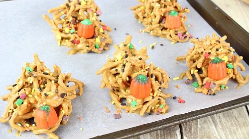 Easy No-Bake Autumn Haystacks: A Delicious Fall Candy Recipe