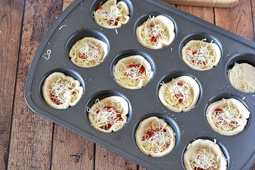 Easy Mini Pizza Muffins: A Crowd-Pleasing Appetizer Recipe
