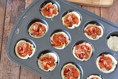 Easy Mini Pizza Muffins: A Crowd-Pleasing Appetizer Recipe