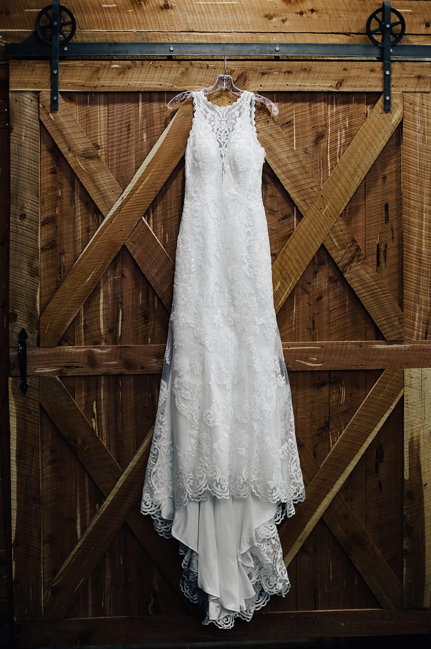 Lakeside Rustic Wedding Inspiration | Country Chic Details