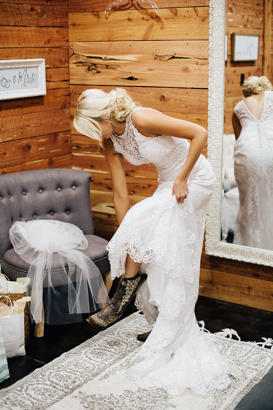 Lakeside Rustic Wedding Inspiration | Country Chic Details