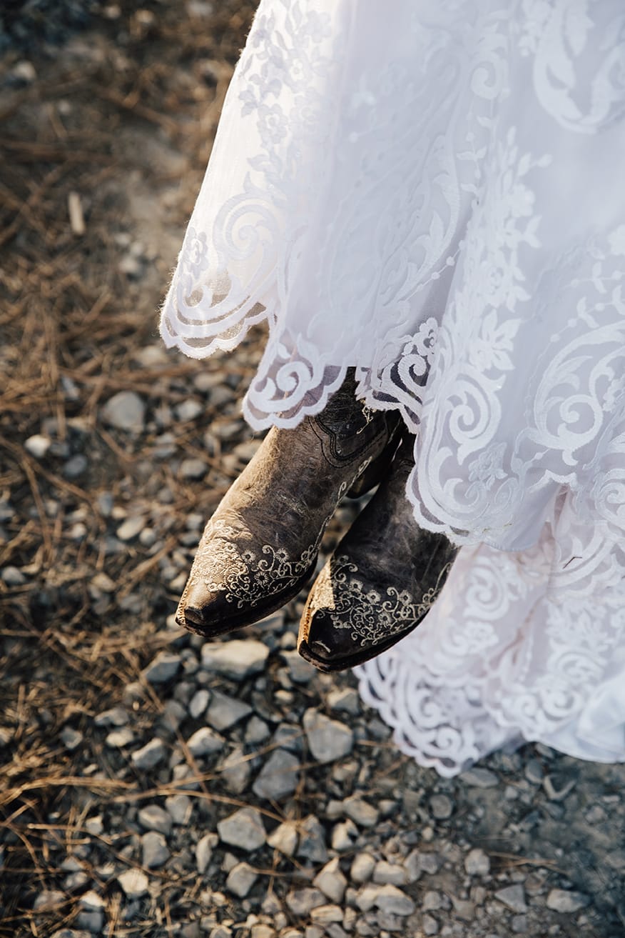 Lakeside Rustic Wedding Inspiration | Country Chic Details