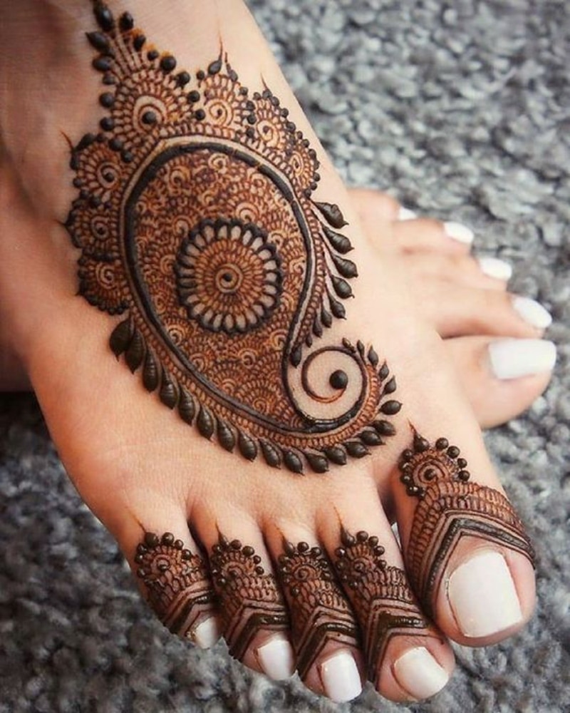 Elegant Leg Mehndi Designs: 15 Beautiful & Easy Styles