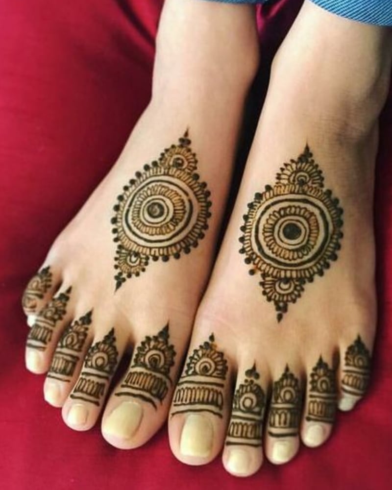 Elegant Leg Mehndi Designs: 15 Beautiful & Easy Styles