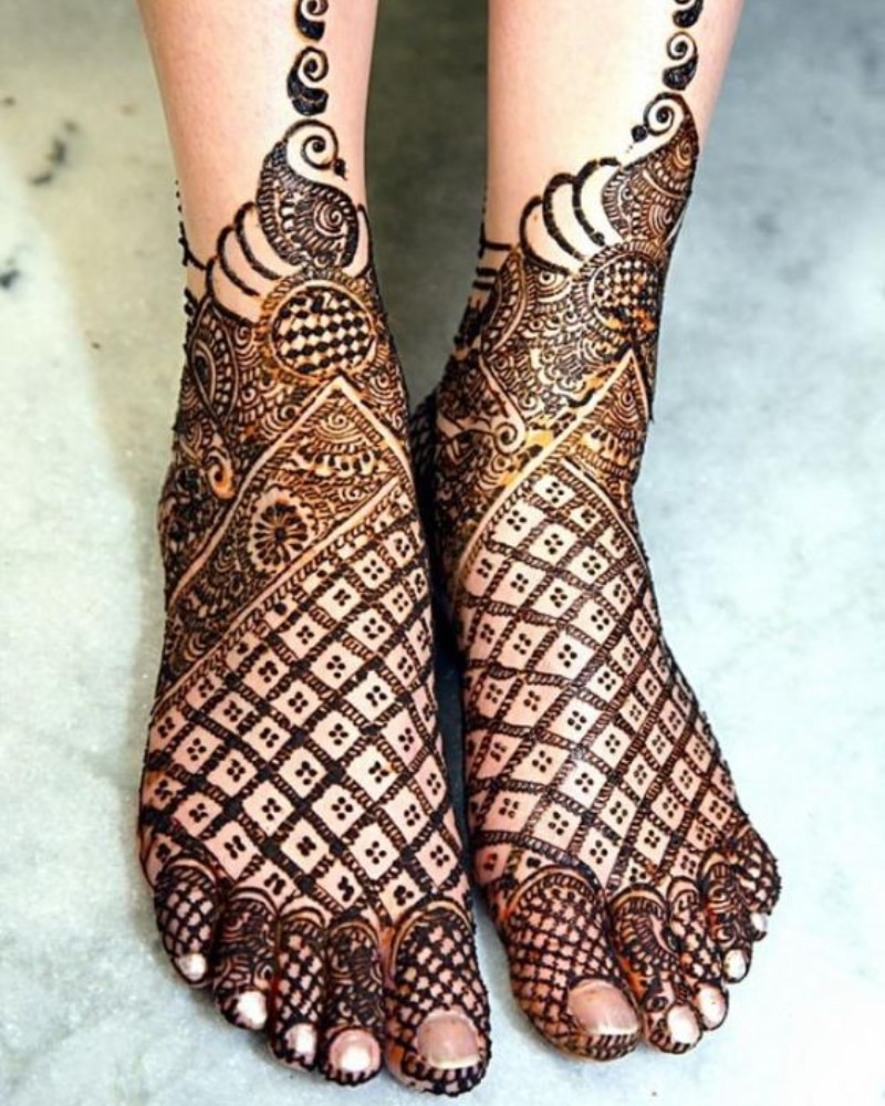 Elegant Leg Mehndi Designs: 15 Beautiful & Easy Styles