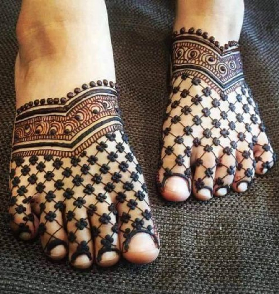 Elegant Leg Mehndi Designs: 15 Beautiful & Easy Styles