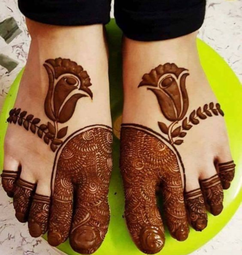 Elegant Leg Mehndi Designs: 15 Beautiful & Easy Styles