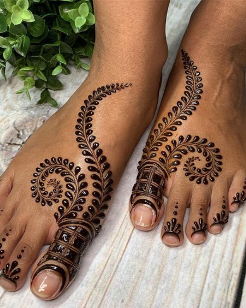 Elegant Leg Mehndi Designs: 15 Beautiful & Easy Styles