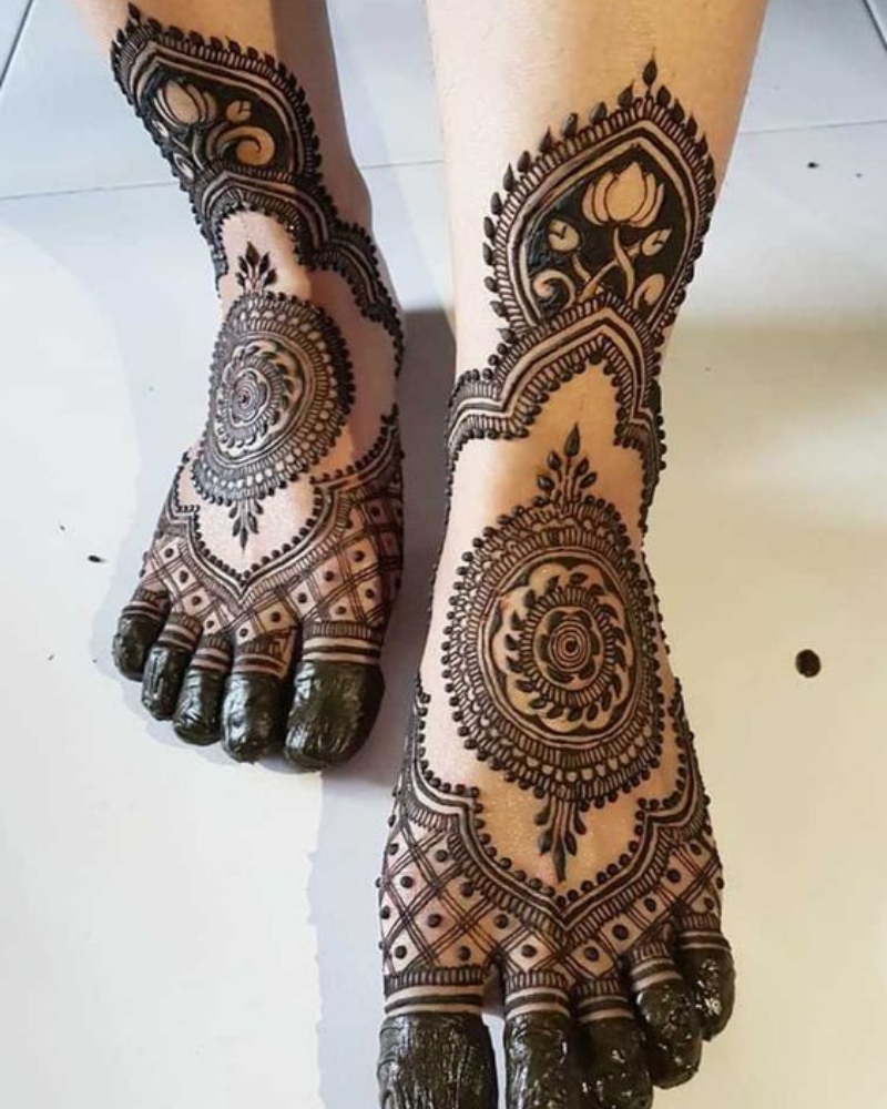 Elegant Leg Mehndi Designs: 15 Beautiful & Easy Styles