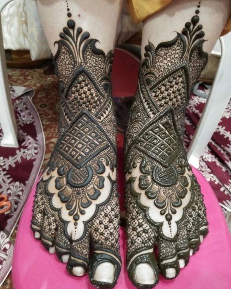 Elegant Leg Mehndi Designs: 15 Beautiful & Easy Styles