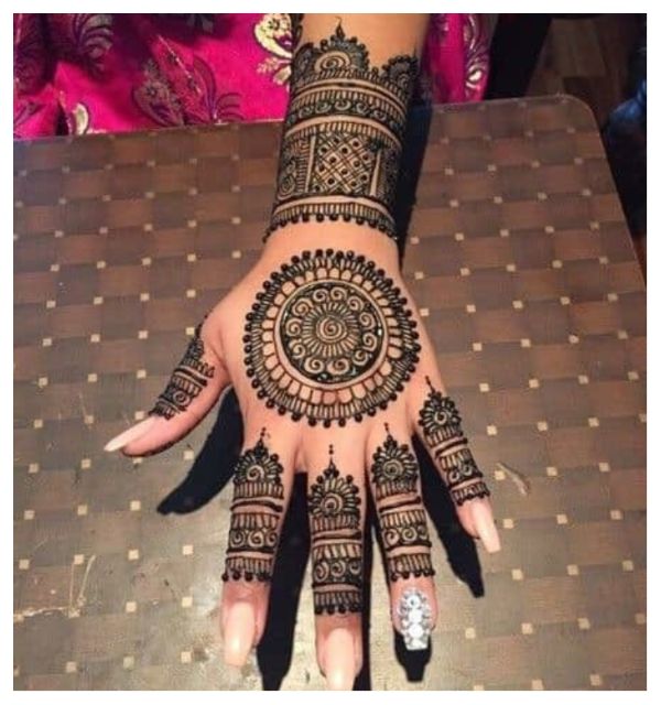 Simple & Elegant Round Mehendi Designs for Weddings