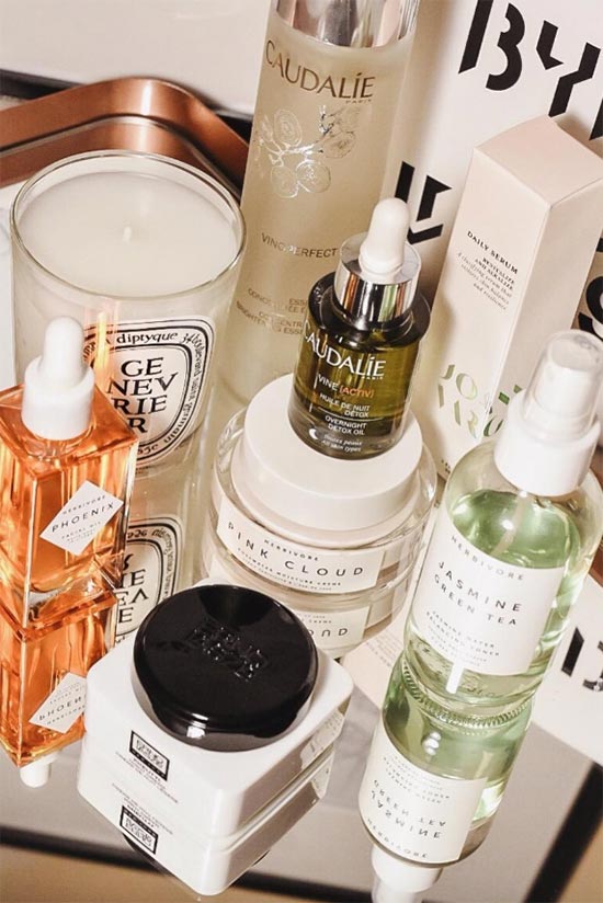 Unlock Radiant Skin: The Benefits & Best Uses of Facial Oils