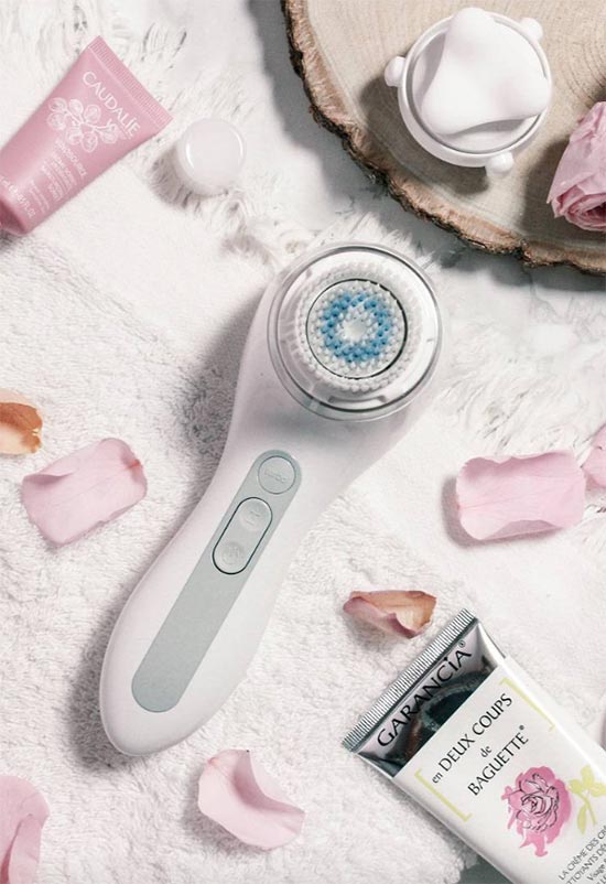 Facial Cleansing Brushes: Benefits, How-To & Best Practices