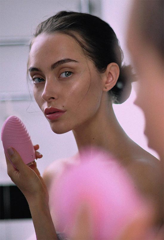Facial Cleansing Brushes: Benefits, How-To & Best Practices