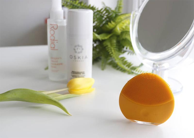 Facial Cleansing Brushes: Benefits, How-To & Best Practices