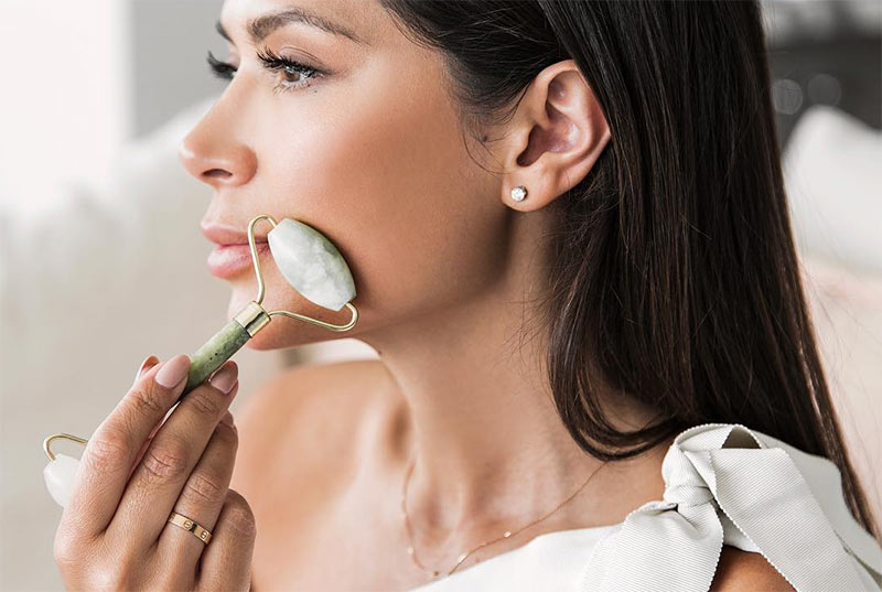 Jade Roller Guide: Techniques & Benefits for a Radiant Complexion