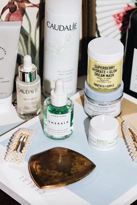 The Ultimate Guide to Dry Skin Care: Routine, Remedies & Products