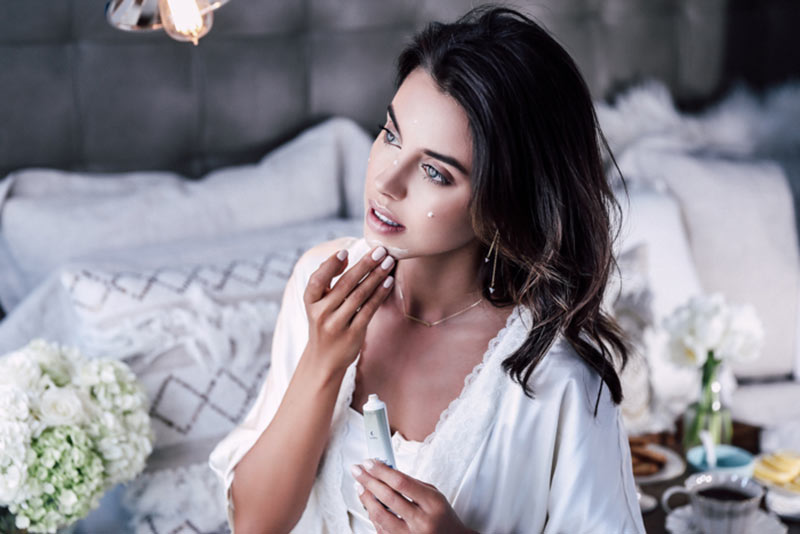 The Ultimate Guide to Dry Skin Care: Routine, Remedies & Products