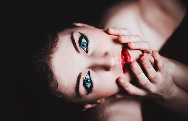 Safe & Effective Eye Makeup Application: Best Practices & Techniques
