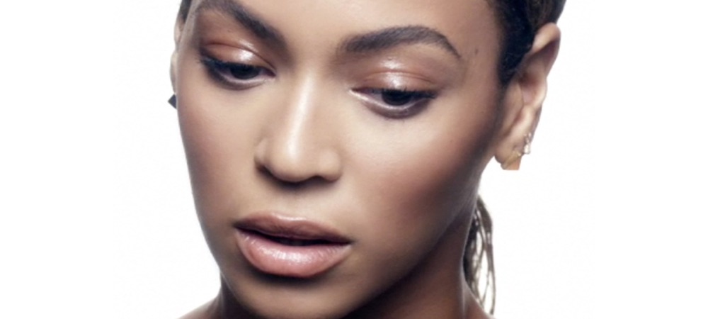 Glossy Lids: How to Achieve the Celebrity-Inspired Look