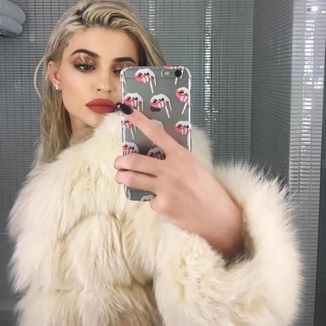 Glossy Lids: How to Achieve the Celebrity-Inspired Look