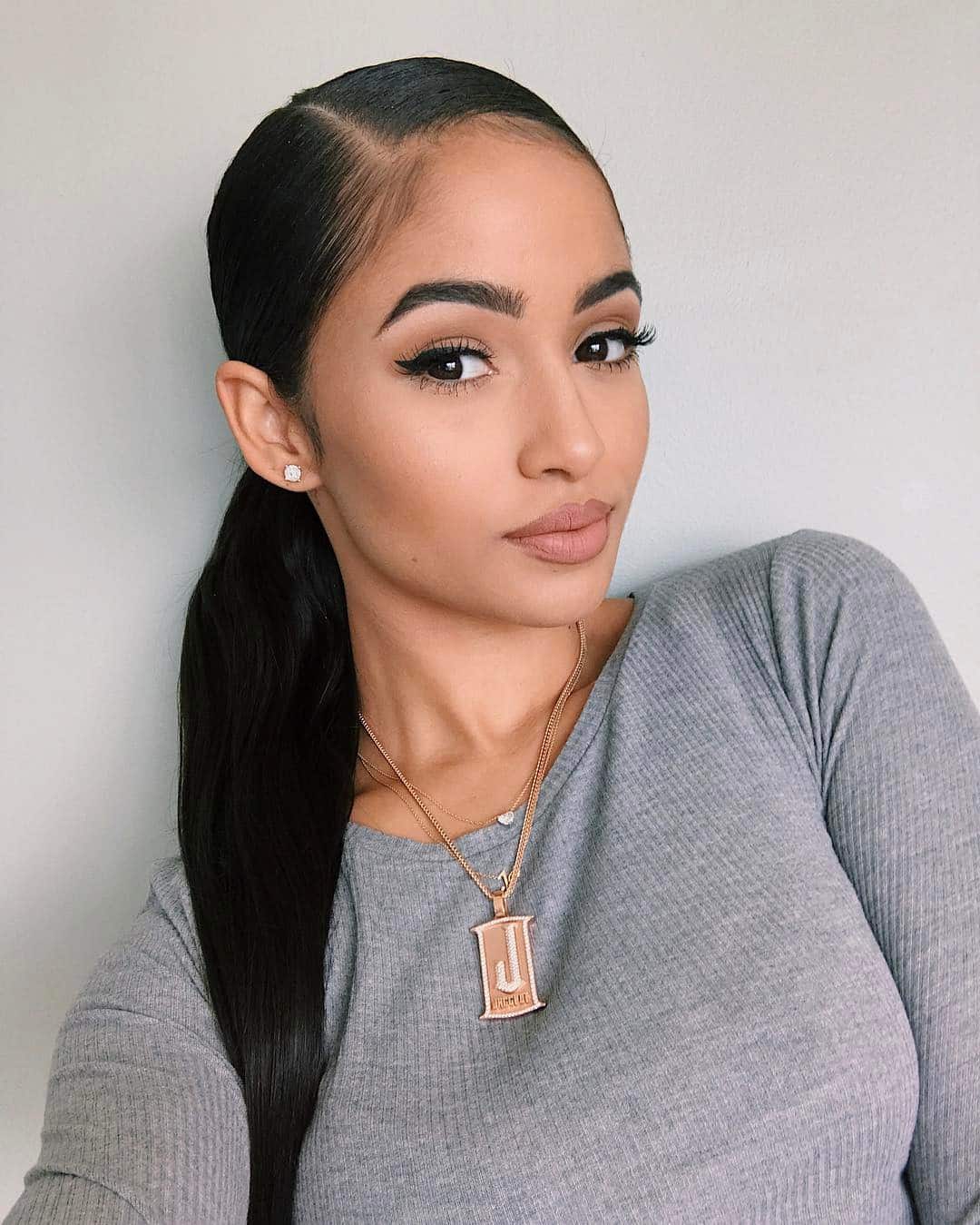 Best Long Hairstyles for Oval Faces: 2024 Trends & Styles