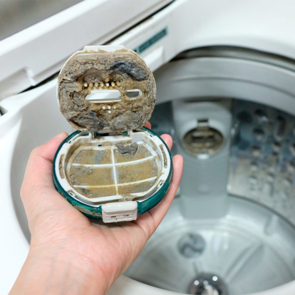 Monthly Home Cleaning Checklist: 19 Essential Tasks