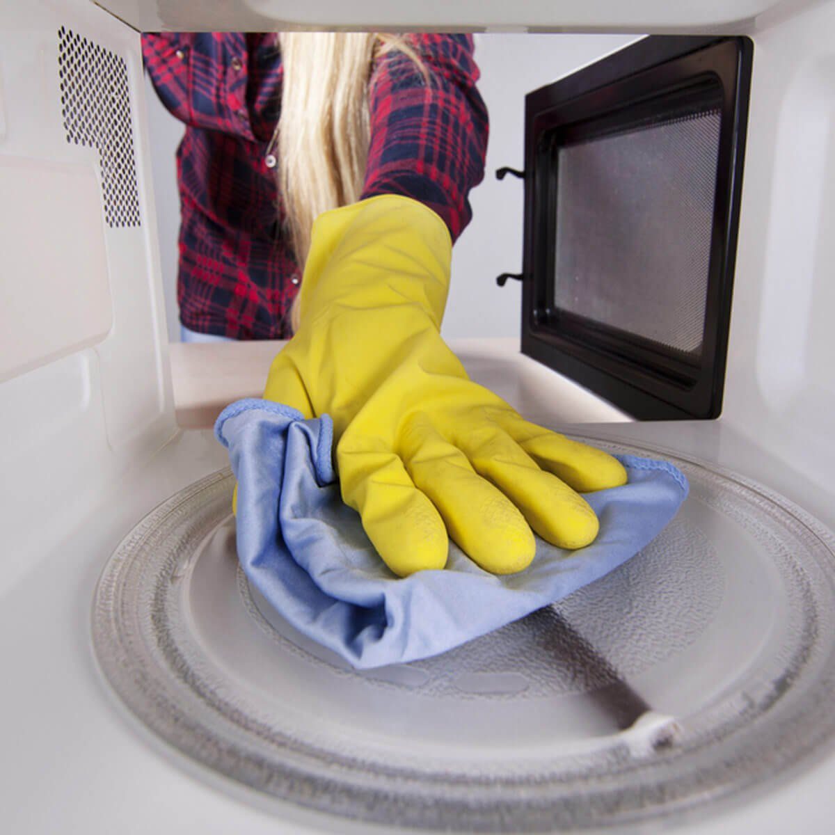 Monthly Home Cleaning Checklist: 19 Essential Tasks