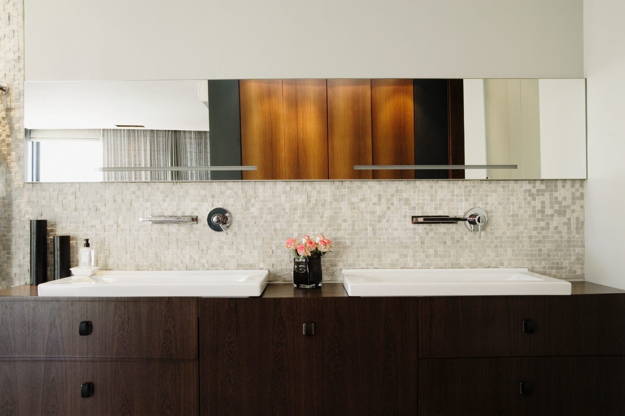 Quick Bathroom Cleaning: 5-Minute Refresh & Organization Tips