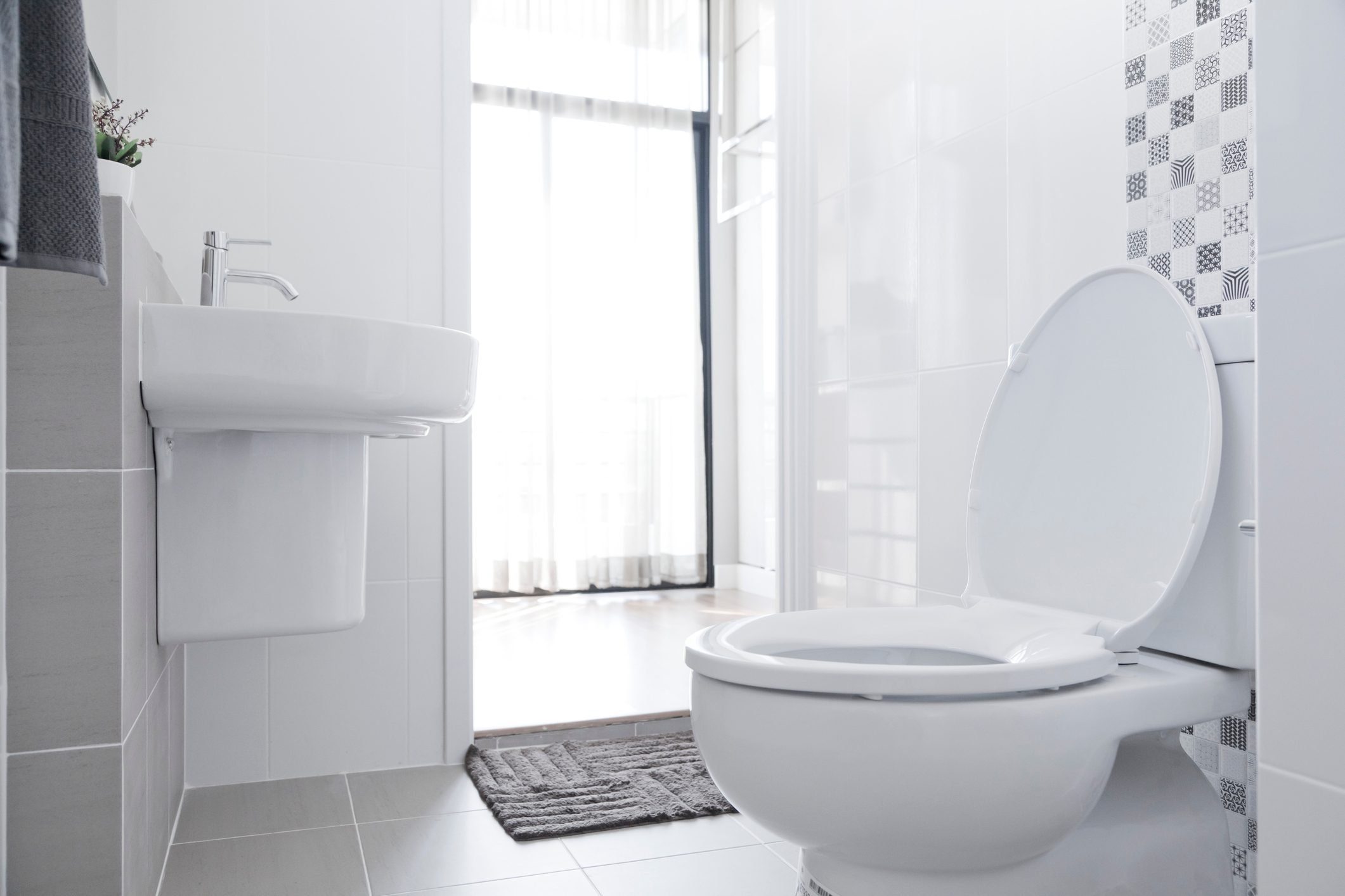 Quick Bathroom Cleaning: 5-Minute Refresh & Organization Tips