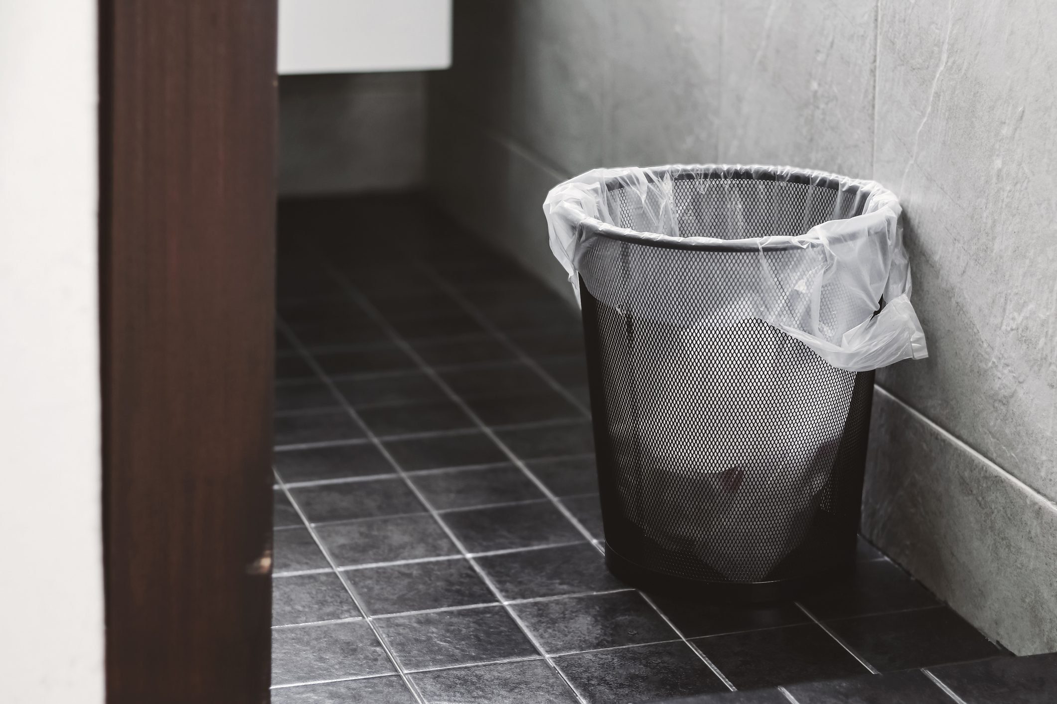 Quick Bathroom Cleaning: 5-Minute Refresh & Organization Tips