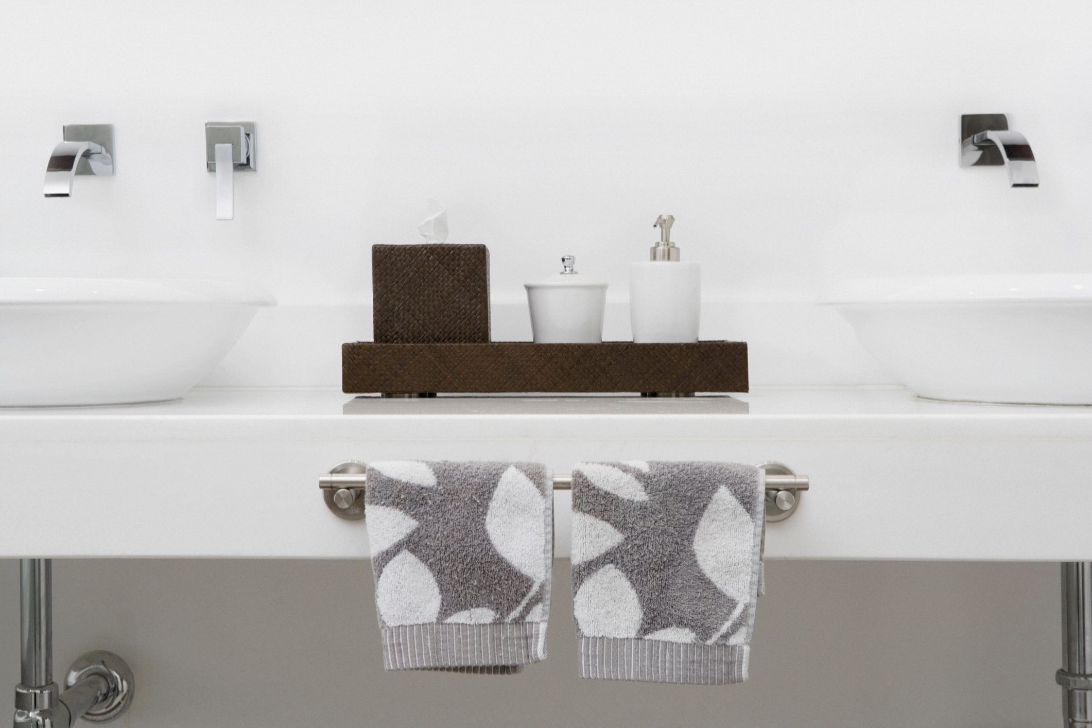 Quick Bathroom Cleaning: 5-Minute Refresh & Organization Tips