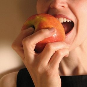 The Health Benefits of Apples: 6 Reasons to Snack on Them