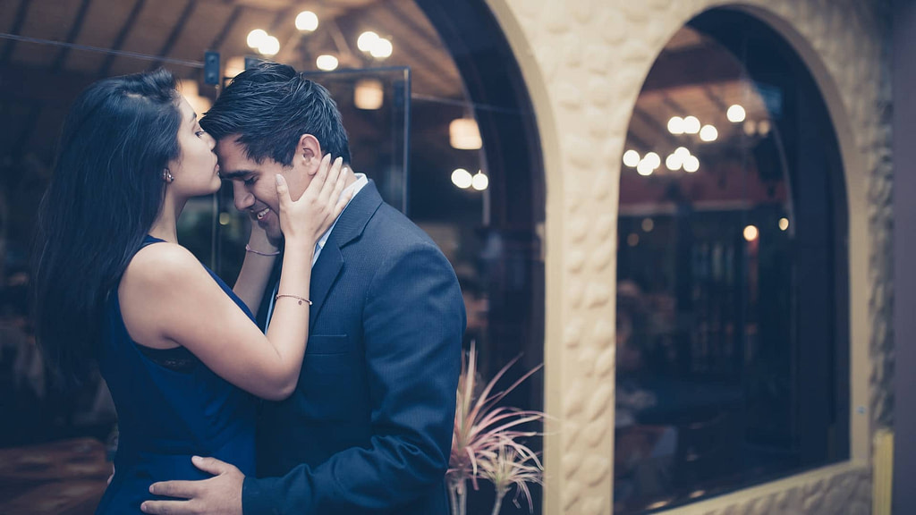 Decoding Forehead Kisses: Meaning & Significance