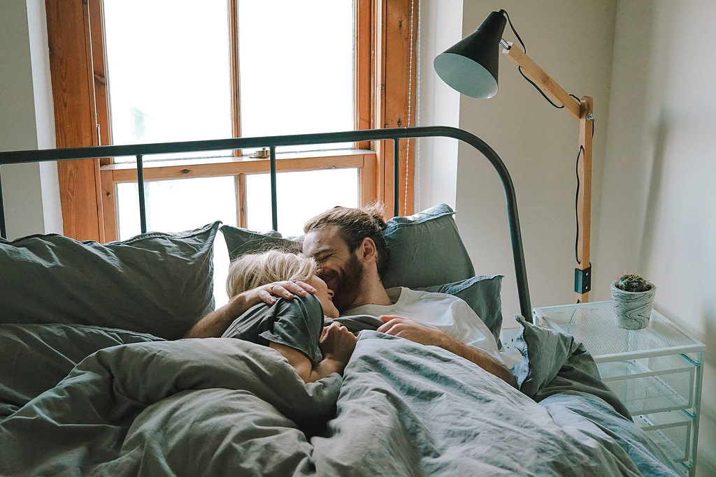 Decoding Forehead Kisses: Meaning & Significance