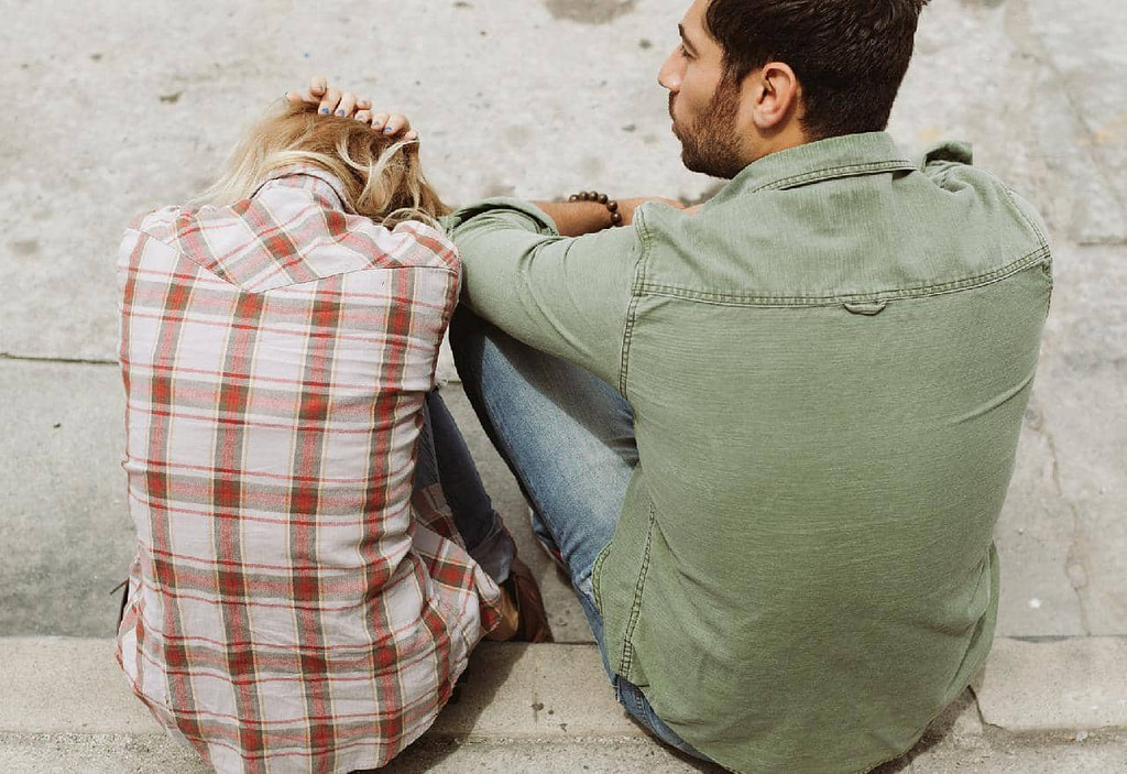 Recognizing a Fake Relationship: 10 Red Flags