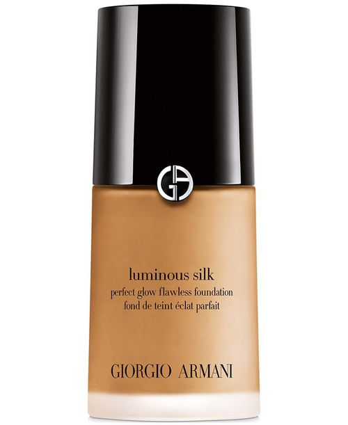 Matte vs. Dewy Foundation: Which Finish is Right for Your Skin?
