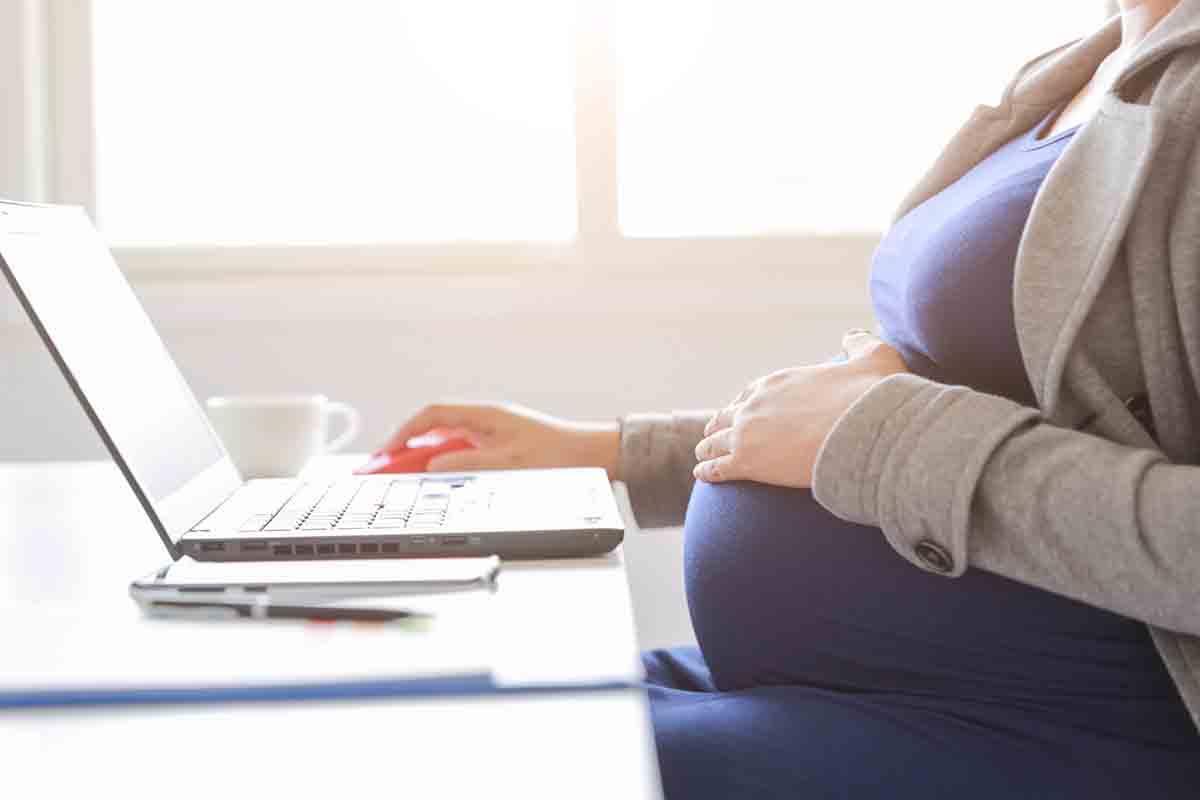 Safe Lifting & Physical Labor During Pregnancy: Risks & Precautions